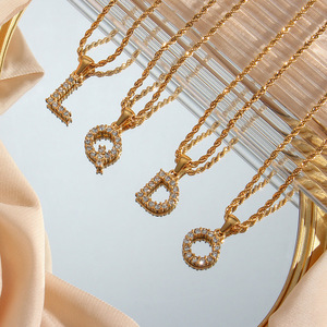 Ciondolo Personalizzato con Lettera Iniziale Incastonato con Zircone Rotondo Trasparente, Collana con Catena a Corda Intrecciata in Acciaio Inossidabile Placcato Oro 18K - Product Image 1
