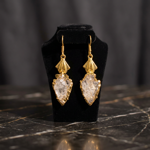 Grossiste de boucles d'oreilles pendantes classiques en cristal de quartz en forme de pointe de flèche avec pierre d'agate pour cadeau de fiançailles, bijoux pour femmes avec sertissage à griffes - Product Image 3