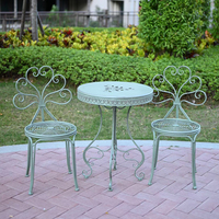 Pastoraler Eisen-Tisch mit Stühlen, Outdoor-Blumenständer, Alter Hocker, Dekorativer Balkon-Gartentisch