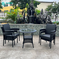 Meubles d'extérieur classiques modernes, table et chaises de salle à manger en aluminium et rotin durables, coussin imperméable pour villa, hôtel