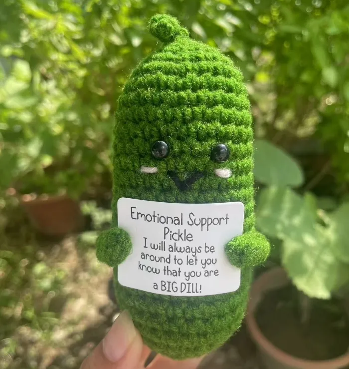 Regalo de pepino encurtido de apoyo emocional hecho a mano, muñeca de punto de juguete para aliviar el estrés, lindo adorno de estímulo de ganchillo