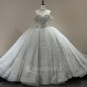 Robes de mariée XS275 scintillantes avec strass, décolleté cœur et longue traîne - Product Image 1