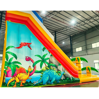 Toboggan aquatique gonflable sur le thème tropical avec palmiers, idéal pour les activités de location commerciale