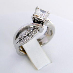 Anello Quadrato in Cristallo per Uomo e Donna, Accessorio Moda Geometrico per Uso Quotidiano e Feste - Product Image 2