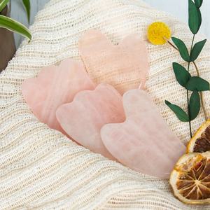Placa de massagem facial artesanal brilhante, ferramenta de massagem em forma de coração, pedra de quartzo rosa Gua Sha, ideal para uso em pedras - Product Image 1
