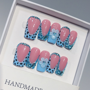 Lot de 10 <span class=keywords><strong>faux</strong></span> <span class=keywords><strong>ongles</strong></span> carrés faits main motif guépard bleu léopard avec pointe noire et fleurs 3D en strass, couleur bleu clair - Product Image 3