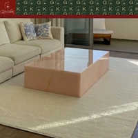 Table basse GOLDKING en onyx rose translucide avec veines rose clair et blanches pour un centre de table de luxe dans le salon, utilisation artistique