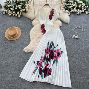 Ensemble de robe plissée respirante pour femme, deux pièces, col en V, motif floral, taille haute, style vintage élégant et formel, de haute qualité - Product Image 4