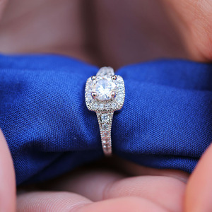Anello di Fidanzamento Classico a Quattro Punte Rotonde, Gioiello Minimalista ed Elegante per Donne - Product Image 3