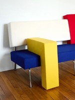 Canapé italien abstrait-geometrique en forme de U à trois places avec design color-block - Tissu personnalisable pour petits appartements et boutiques
