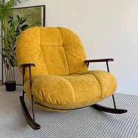 Fauteuil à bascule en tissu design simple, chaise de relaxation moderne et confortable pour salon, avec accoudoirs en bois