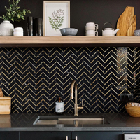 Carreau de mosaïque aspect marbre émaillé brillant sur mesure de bonne qualité en arête de poisson noir et or à chevrons de luxe pour dosseret de cuisine
