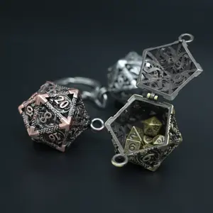 Schattige Metalen Holle D20 Dobbelstenen Doosje Polyhedral Dnd Mini Dobbelstenen Sleutelhanger Voor Cadeau