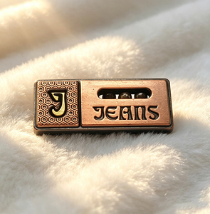 Plaque métallique personnalisée en alliage de zinc, cousue à la main, avec logo gravé pour vêtements de mode, sacs à main et bagages - Product Image 1