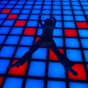 Jeu interactif multijoueur immersive d'évasion en salle avec sol et mur lumineux à LED, grille de pixels et zone de saut - Product Image 5