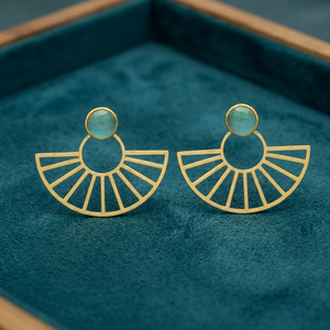 Nouvelles boucles d'oreilles demi-roue dorées avec pierres de calcédoine bleu clair, boucles d'oreilles en laiton faites à la main - Product Image 3