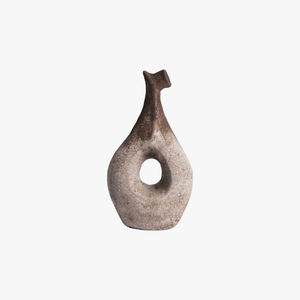 Este florero de cerámica de estilo rústico con acabado mate y un orificio en el centro agrega encanto natural y un toque artístico. - Product Image 1