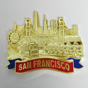 Abridor de Botellas Magnético para Refrigerador con Diseño de la Puente Golden Gate de San Francisco, Recuerdo Metálico Retro en Tono Negro, Cobre y Dorado, Bandera de EE. UU. y Horizonte Urbano - Product Image 2