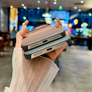 Étui de téléphone magnétique en polycarbonate rigide texturé en fibre de carbone de luxe pour <span class=keywords><strong>iPhone</strong></span> Air 17 16 15 14 <span class=keywords><strong>13</strong></span> 12 <span class=keywords><strong>Pro</strong></span> Max, <span class=keywords><strong>coque</strong></span> de téléphone portable antichoc - Product Image 6