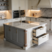 Meubles de cuisine de luxe minimalistes avec finitions dorées, îlot incurvé et solutions de rangement dissimulées