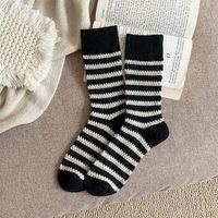 Vente en gros usine – Chaussettes d'hiver chaudes, douces, confortables et respirantes, en polyester/spandex, longueur mi-mollet, épaisseur standard, mignonnes et de haute qualité
