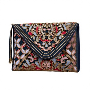กระเป๋าปักลายทรงสี่เหลี่ยมพร้อมสายคล้องข้อมือหลากสี - Product Image 1