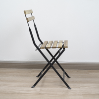 Chaise pliante en bois massif antique avec assise en bois et pieds en métal, design rustique, empilable pour usage domestique et commercial