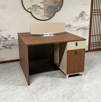 Bureau de travail et poste informatique contemporains, mobilier de bureau, ensemble bureau et chaise pour employés