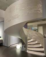 Escaliers Courbes Modernes avec Cadre en Acier Galvanisé Durable et Marches en Bois – Conception Écologique et Sûre pour Appartements et Villas