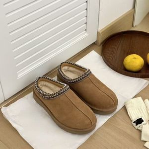 Botas de nieve casuales a la moda de marca personalizada, diseñadas por un diseñador. Plantilla de goma plana con correa elástica de lana para invierno. - Product Image 3