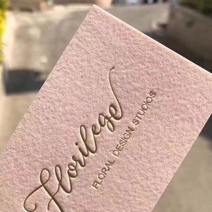 นามบัตรกระดาษอาร์ตแบบรีเวิร์ค พร้อมลายดอกไม้และการพิมพ์แบบฮอตสแตมป์ด้วยเทคนิคเลตเตอร์เพรส - Product Image 5