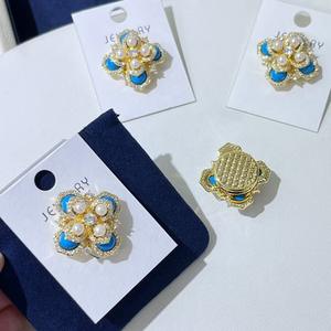 Broche de Flores Moradas de Alta Gama con Cristal de Imitación y Cierre Magnético, Accesorio para Vestidos y Trajes Versátiles - Product Image 2