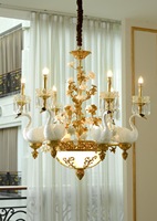Luminaire suspendu classique de style villa européenne, corps principal en laiton doré, motif cygne, orné de pampilles en cristal, lumière blanc chaud