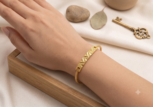 DIVYORO Bracelet de mariée plaqué or de luxe pour femme, style Kada, avec design texturé minimaliste et pièce centrale géométrique - Product Image 2