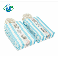 Sac en papier à emporter à rayures bleues et blanches avec sac en papier cadeau à poignée torsadée