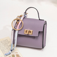 Mini porte-clés de voiture en cuir PU texturé en forme de selle, avec pochette de rangement pour pièces de monnaie et écouteurs, et foulard en soie imprimé – Vente en gros