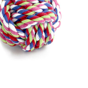 Disponible en cuatro vibrantes combinaciones de colores, juguete masticable para mascotas de cuerda de algodón de 5.5 cm. - Product Image 5