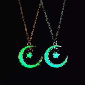 Fabricants En Gros Vert Lueur Dans L'obscurité Lumineuse Étoile de Lune Pendentif Collier - Product Image 4