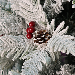 Vente en gros de sapins de Noël artificiels en plastique floqué de 1,2 m à 2,4 m, avec aiguilles de cèdre et cônes de pin en PE, et décorations - Product Image 3