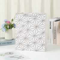 Sacs cadeaux en papier avec estampage à chaud de luxe, sacs en papier imprimés en relief avec poignées en corde torsadée, utilisés pour l'emballage de cadeaux et le shopping