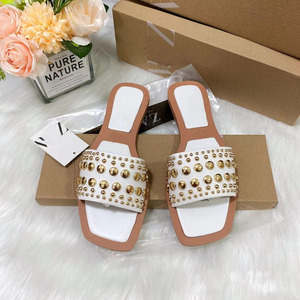 Sandales plates à rivets en PVC pour femmes 2026 – Tendance estivale, bout carré élégant, confortables et décontractées pour l'extérieur - Product Image 1