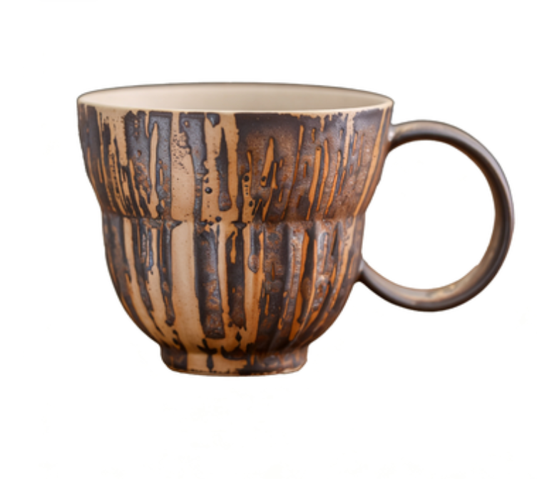 Taza atemporal de tono marrón con capacidad de 275 ml.