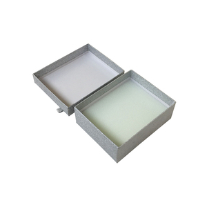 Boîte haut de gamme en carton argenté scintillant avec couvercle et <span class=keywords><strong>base</strong></span>, logo personnalisé, gaufrage, ruban et nœud bronzés, pour la vente au détail et les cadeaux - Product Image 4