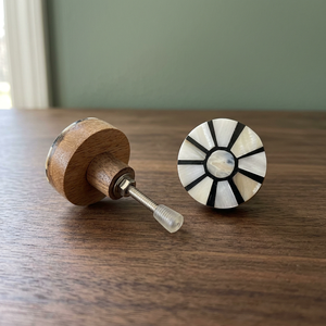 Bouton de tiroir rond blanc avec motif incrusté noir, poignée de meuble en bois, accessoires de décoration intérieure, décor de placard - Product Image 1