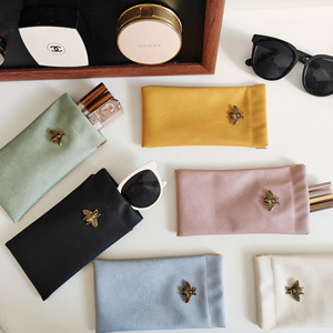 Leather <b>Sunglasses</b> <b>Case</b> <b>With</b> Bee Charm Automatic Closing Mechanism Portable Eyeglasses Storage Bag Rectangle Soft Material - Product Image 2
