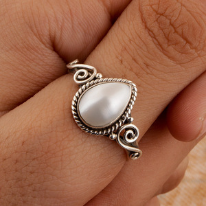 Anello T0635 con Perla a Goccia in Argento 925, Montatura a Castone, Anello da Cocktail Unisex con Perla Finta Bianca per Uso Quotidiano - Product Image 2
