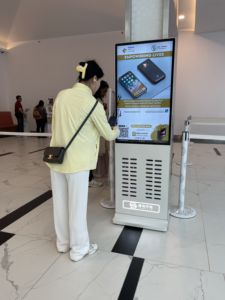 Estación de carga de Banco de energía de batería portátil de 40 ranuras para publicidad de áreas públicas Pantalla de 43 ''Alquiler de teléfonos móviles Compartir - Product Image 4