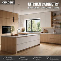 Portes sur mesure de conception professionnelle, meubles de cuisine en bois massif et aluminium avec îlot central