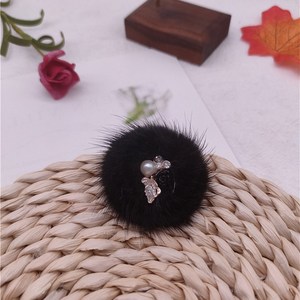 Femmes Simple mode haut de gamme perle vison fourrure broche pull écharpe chapeau décoratif vêtements broches pour scènes de <span class=keywords><strong>ski</strong></span> - Product Image 3