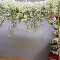Arrangement floral de mariage, centre de table, guirlande décorative, fleurs de gypsophile, chemin de fleurs pour allée